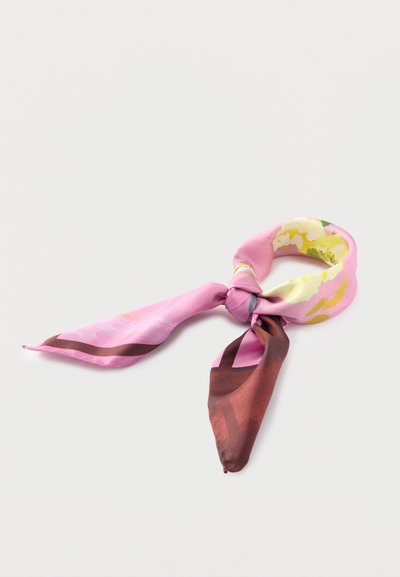 Hodvábna šatka v ružovo-hnedej farebnej schéme s kvetinovými vzormi a hladkou textúrou; uviazaná v uzle v strede.
