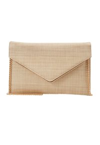 Pochette beige intrecciata con patta triangolare, tracolla a catena dorata e texture liscia. Presenta un motivo discreto per un interesse visivo.