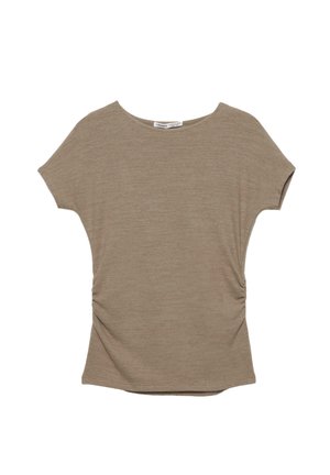 T-shirt marron clair en tissu doux avec un col rond et des manches courtes. Présente un gathering sur le côté pour plus de forme.