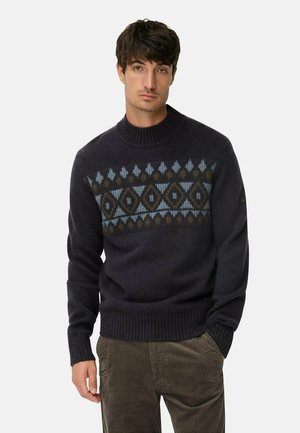 Granatowy sweter wełniany z prążkowanym kołnierzem i mankietami, z poziomym wzorem rombów w kolorach niebieskim i brązowym na wysokości klatki piersiowej. Teksturowany i dopasowany krojek.