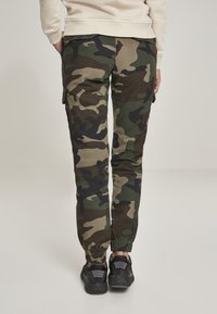 Urban Classics LADIES HIGH WAIST CAMO CARGO PANTS - Reisitaskuhousut - woodcamo