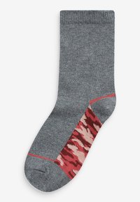Grau ankle Sock mit geribtem Bund; auf einer Seite mit einem roten Camouflage-Muster, akzentuiert durch eine dünne rote Linie entlang der Naht.