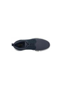 Zapatilla azul marino con parte superior de malla y ante, punta redonda, cordones a juego y suela de goma blanca. Presenta un lazo en el talón para facilitar el uso.