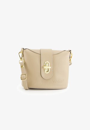 Beige Leder Schultertasche mit strukturiertem Finish, goldfarbener Hardware und einem Frontklappenverschluss. Verstellbarer Tragegurt für vielseitigen Transport.