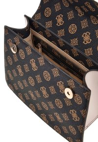 Borsa a tracolla in pelle nera testurizzata con dettagli dorati, caratterizzata da loghi marroni, una tasca interna con zip e un ampio scomparto.