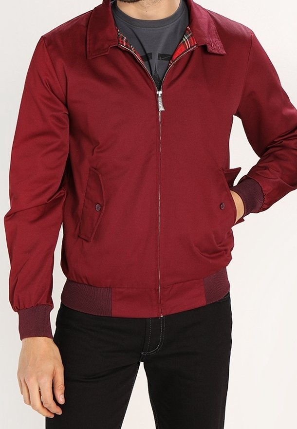 Giubbotto bomber bordeaux con chiusura frontale a zip, polsini a coste e due tasche frontali. Fodera a quadri visibile al colletto per un dettaglio in più.