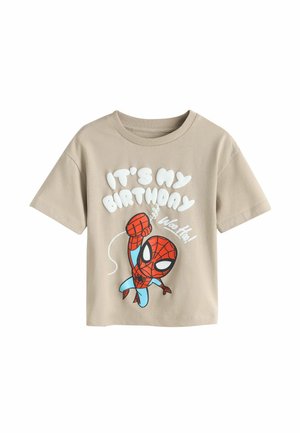 Beige Kinder-T-Shirt mit einer Cartoon-Abbildung von Spider-Man, der schwingt, und dem Text "It's my birthday" und "Woo hoo!" in weißer Schrift.