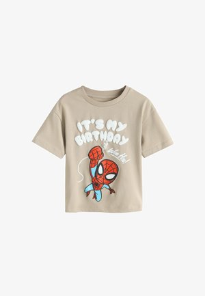 Beige Kinder-T-Shirt mit einer Cartoon-Abbildung von Spider-Man, der schwingt, und dem Text "It's my birthday" und "Woo hoo!" in weißer Schrift.