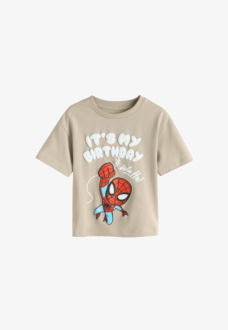 T-shirt beige pour enfant avec Spider-Man en dessin animé en train de se balancer, accompagné du texte « C'est mon anniversaire » et « Youpi ! » en police blanche.