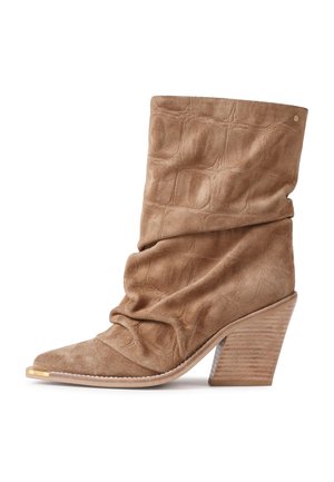 Botte mi-mollet beige en daim souple avec motif texturé, bout pointu et talon bloc en bois empilé.