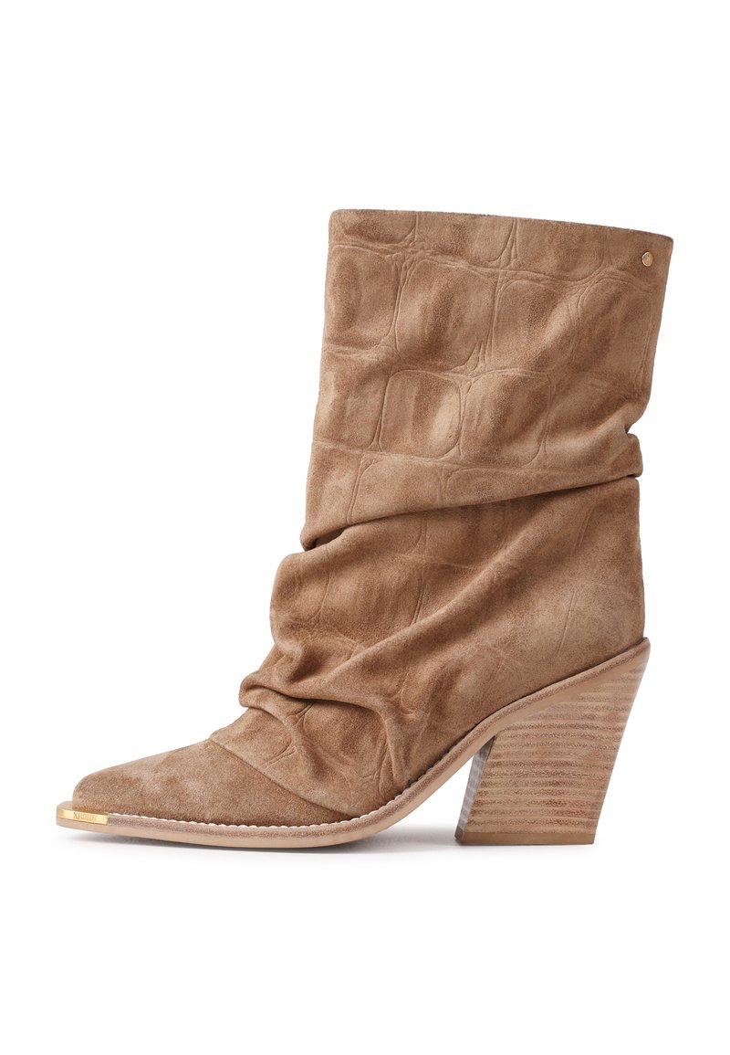 Botte mi-mollet beige en daim souple avec motif texturé, bout pointu et talon bloc en bois empilé.