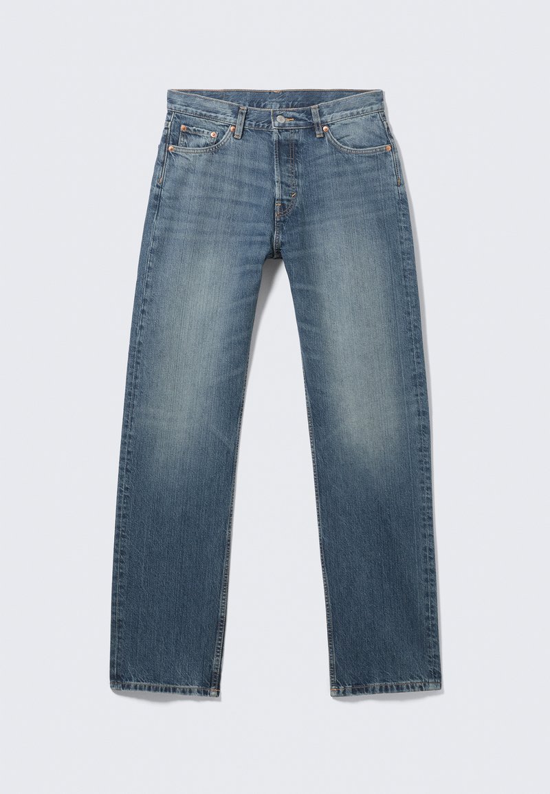 Jean en denim bleu, coupe droite, teinte moyenne avec zones délavées, cinq poches, rivets en cuivre et détails de couture contrastants.