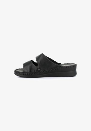 Sandalo slide nero con punta aperta, due ampie fasce in pelle e cuciture visibili su una suola imbottita, mostrato di lato.