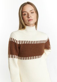 Ribbet sweater med høj hals, prydet med kontrasterende brune og cremede striber, tekstureret stof og en tætsiddende silhuet.