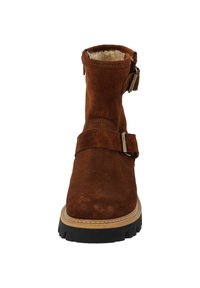 Stivale alla caviglia in suede marrone con superficie texture, fodera in pelliccia, una cinghia con fibbia e suola nera a contrasto con trazione.