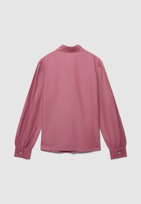 Camicia rosa a maniche lunghe con colletto, spalle leggermente arricciate e polsini abbottonati, realizzata in un tessuto leggero e morbido.