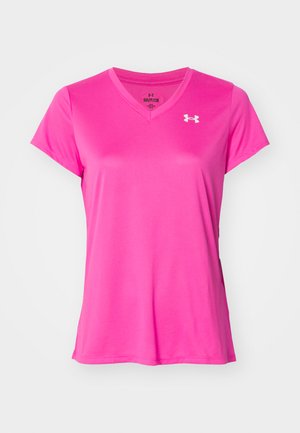 Camiseta rosa de manga corta con escote en V, hecha de una tela suave y ligera. Presenta un pequeño logotipo blanco en el lado izquierdo del pecho.