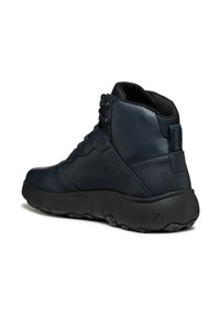 Scarpa alta in pelle blu navy con finitura testurizzata, collarino imbottito e suola in gomma nera; presenta accenti grigi e occhielli in metallo per i lacci.