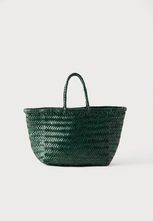 Aušana zaļa groza soma ar apaļu formu, diviem pinumiem rokturiem un teksturētu virsmu. Viegls un ar atvērtu augšu, lai būtu viegli piekļūt saturam.