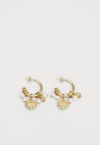 Orecchini a cerchio in oro con un design a forma di conchiglia, arricchiti da accenti in turchese e perle bianche, decorati con catene intrecciate.