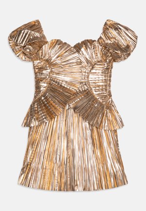 Goldfarbene Faltenkleid mit strukturiertem Design, ausgestellten Ärmeln und taillierter Passform. Der Stoff hat eine glänzende, reflektierende Textur.