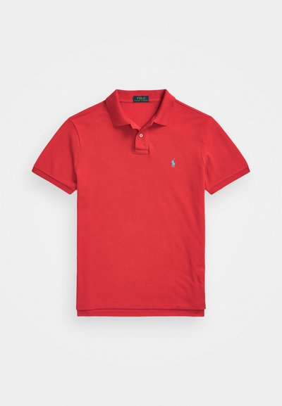 Rød polo-skjorte i bomullsstoff, med krage, to-knapps knappestolpe, korte ermer og en liten brodert logo i blått.