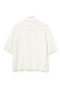 Weißer kurzärmeliger Rollkragensweater mit geripptem Kragen, Bündchen und Saum, flach ausgelegt und von hinten sichtbar.