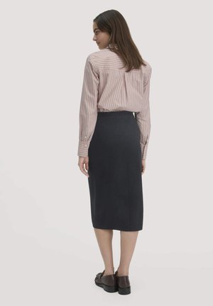 Gestreepte, lichtroze blouse met lange mouwen, gedragen met een hoogzittende, donkerblauwe kokerrok. Heeft een soepele, gestructureerde stof en een klassieke pasvorm.
