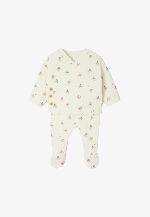 Cremfarbener Babyanzug mit Wickeldesign, das kleine Boot- und Kinder-Muster zeigt, und drei Holzknöpfen an der Seite. Weiche Textur.