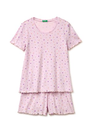 Completo con top rosa chiaro a maniche corte e pantaloncini con piccoli motivi floreali viola e arancioni sparsi e bordi arricciati.