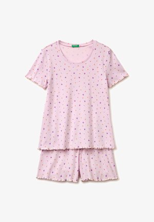 Lichtroze top met korte mouwen en short set met verspreide kleine paarse en oranje bloemenpatronen en gerimpelde randen.