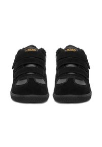 Čierna obuv s kombináciou semišu a syntetických materiálov, s tromi suchými zipsami a textúrovanými gumovými podrážkami.