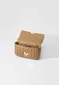 MICHAEL Michael Kors TRIBECA CHAIN - Skuldertasker - husk