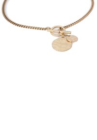 Collar de eslabones en tono dorado que presenta un cierre de toggle circular con dos colgantes circulares texturizados de tamaños variados.