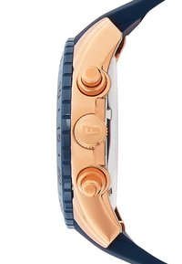Reloj de hombre con caja de acero inoxidable color oro rosa, bisel azul y botones de pulsación. Correa de goma lisa en color navy; esfera redonda con marcaciones claras.