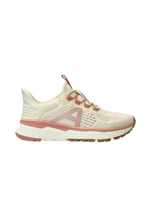 Chaussure de course athlétique beige et rose avec dessus en mesh, semelle rembourrée, et boucle d'accroche sur la languette et le talon, vue de profil latéral.