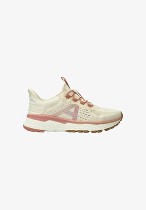 Chaussure de course athlétique beige et rose avec dessus en mesh, semelle rembourrée, et boucle d'accroche sur la languette et le talon, vue de profil latéral.