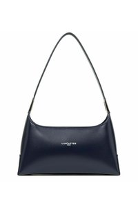 Sac à main en cuir navy avec une texture lisse, de forme rectangulaire et une seule bandoulière. Présente un logo en argent à l'avant.