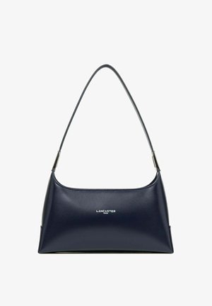 Sac à main en cuir navy avec une texture lisse, de forme rectangulaire et une seule bandoulière. Présente un logo en argent à l'avant.