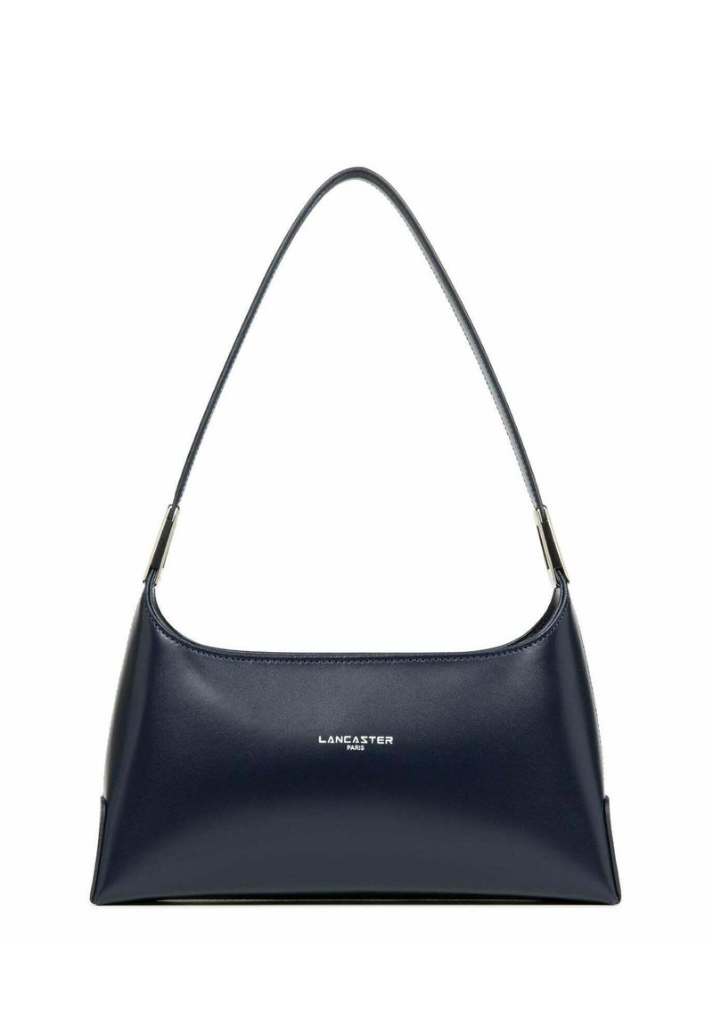 Sac à main en cuir navy avec une texture lisse, de forme rectangulaire et une seule bandoulière. Présente un logo en argent à l'avant.