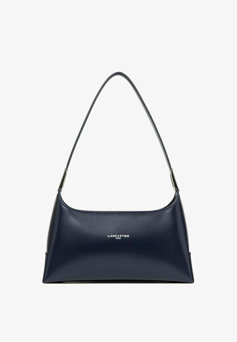 Sac à main en cuir navy avec une texture lisse, de forme rectangulaire et une seule bandoulière. Présente un logo en argent à l'avant.