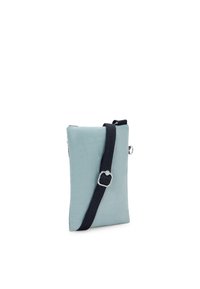 Kompakt crossbody-väska i ljusblått tyg med en diagonal svart rem och silverdetaljer, med en slät yta och minimalistisk design.