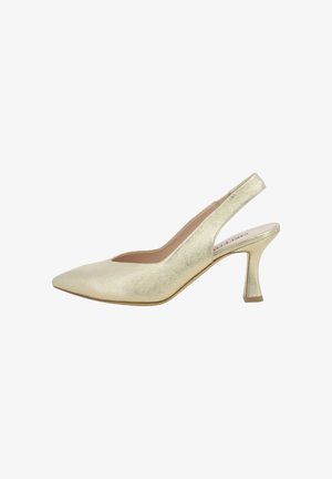 Décolleté slingback metallizzata oro con punta a punta e tacco medio affusolato, vista laterale inclinata su sfondo bianco.