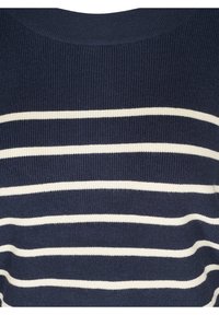 Námořnický modrý pletený svetr se svislými bílými pruhy, žebrovanou strukturou a zaobleným výstřihem.
