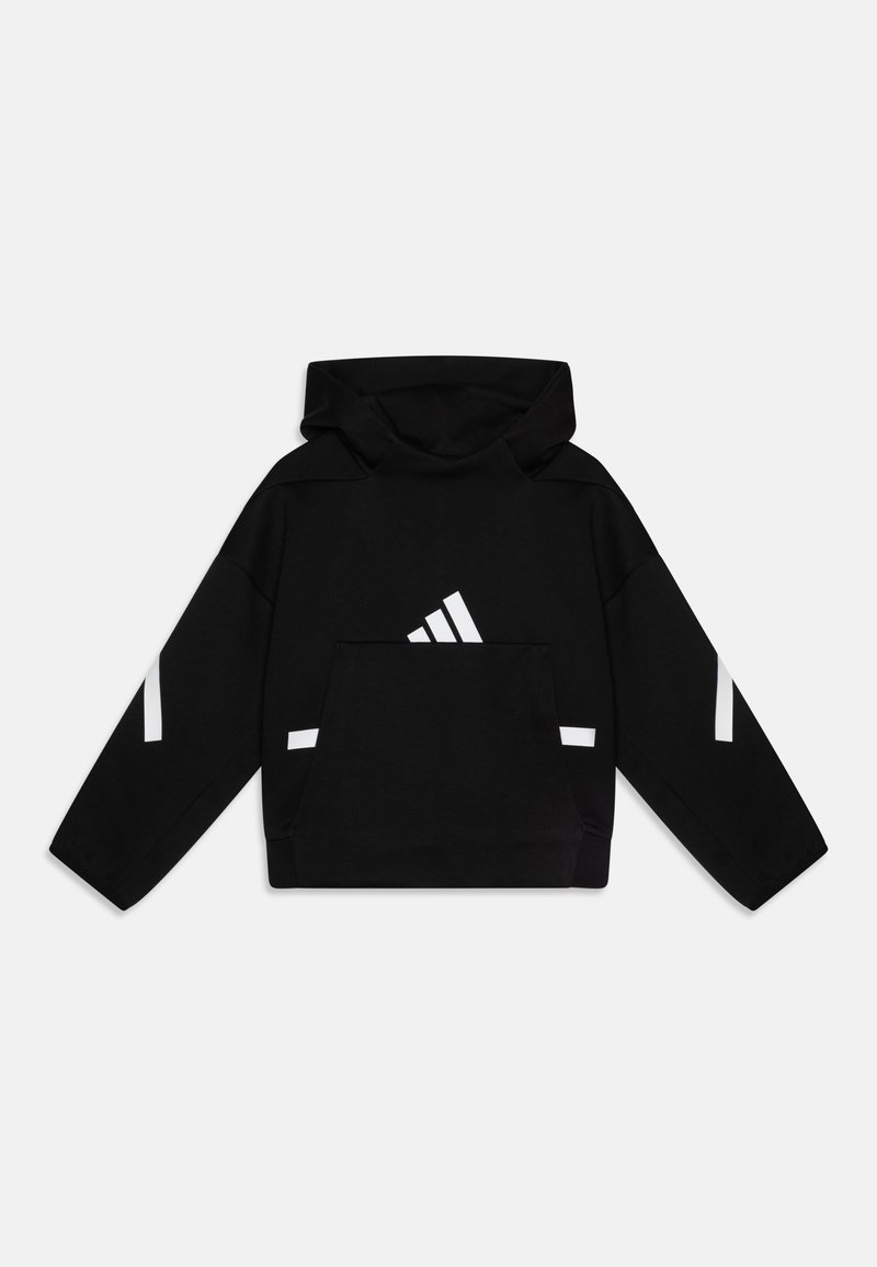 Svart hettegenser med en stor frontlomme, hvite striper på ermene, og et Adidas-logo på brystet. Myk stofftekstur.
