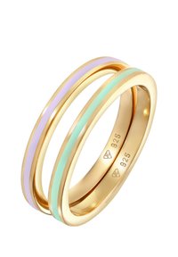 Goldfarbene Stapelringe mit drei Bändern. Eines hat einen lavendelfarbenen Streifen, das andere einen mintgrünen Streifen, und das dritte hat keine Farbe.