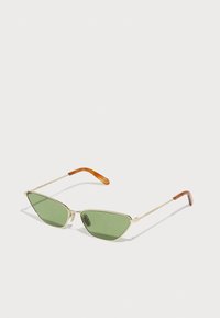 Ochelari de soare cu nuanță verde, având formele lentilelor triunghiulare, rame din metal auriu și vârful templelor de culoare chihlimbar. Design minimalist cu linii elegante.