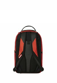 Mochila negra y roja con correas ajustables y acolchadas y un panel trasero texturizado. Cuenta con un asa superior y cierre de cremallera.