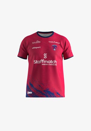 Rød sportsjersey lavet af syntetisk materiale. Har blå accenter, en rund halsudskæring og grafiske mønstre i blåt langs kanten. Logos vist.