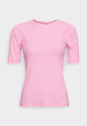 Różowy prążkowany t-shirt z krótkimi rękawami, okrągłym dekoltem i subtelnymi bufkami na ramionach. Miękka tekstura o dopasowanym kroju.